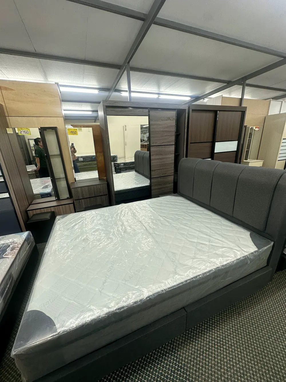 Set bilik tidur: katil upholsteri, tilam dan wardrobe cermin di showroom