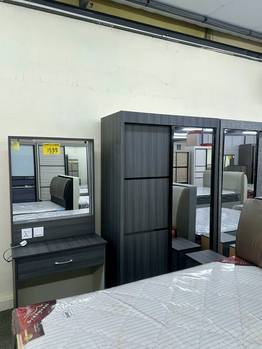 Meja solek, wardrobe dan tilam Dreamrest hasil susunan showroom