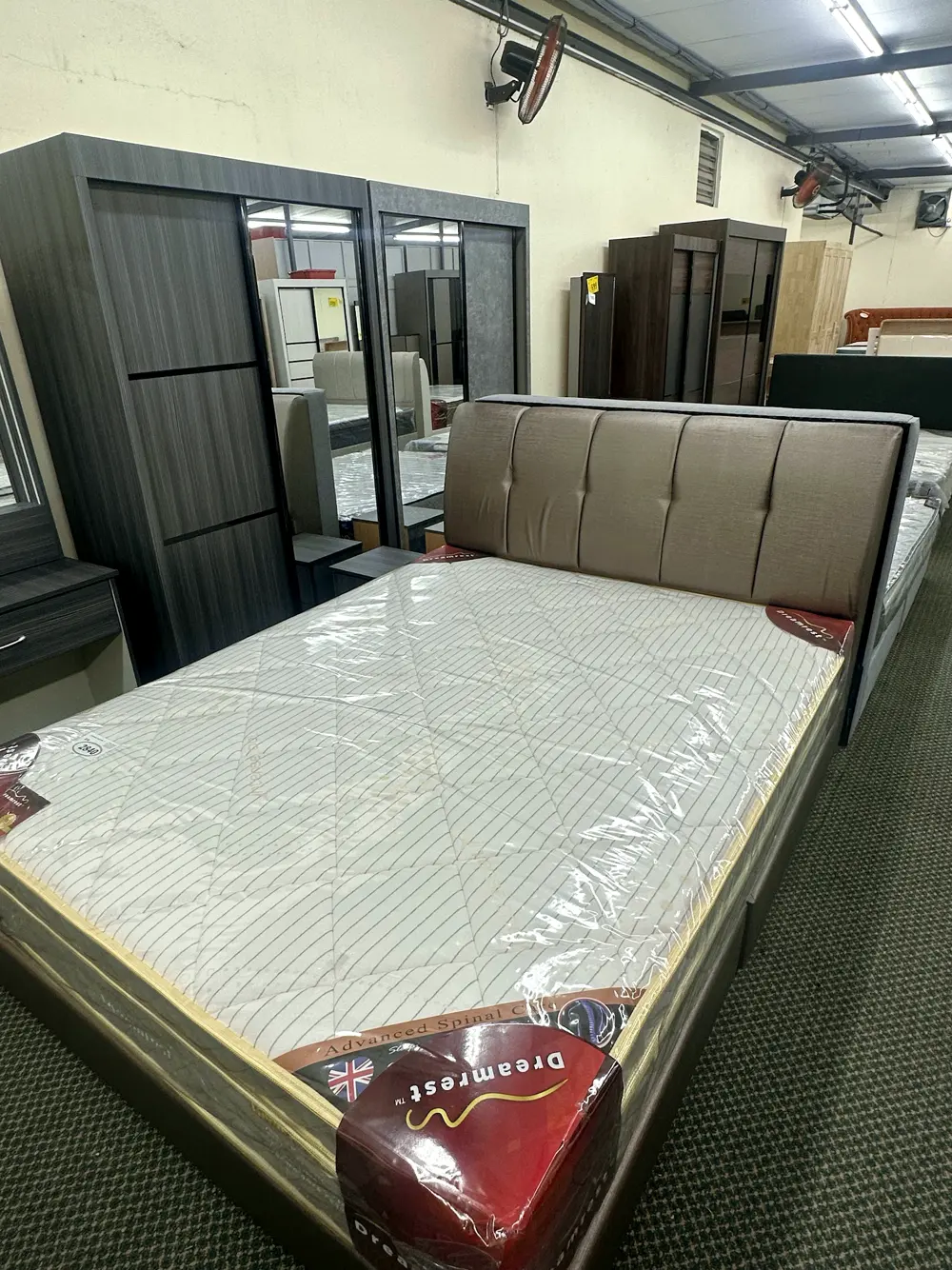 Dalaman showroom: katil, tilam Dreamrest dan wardrobe pintu gelongsor cermin