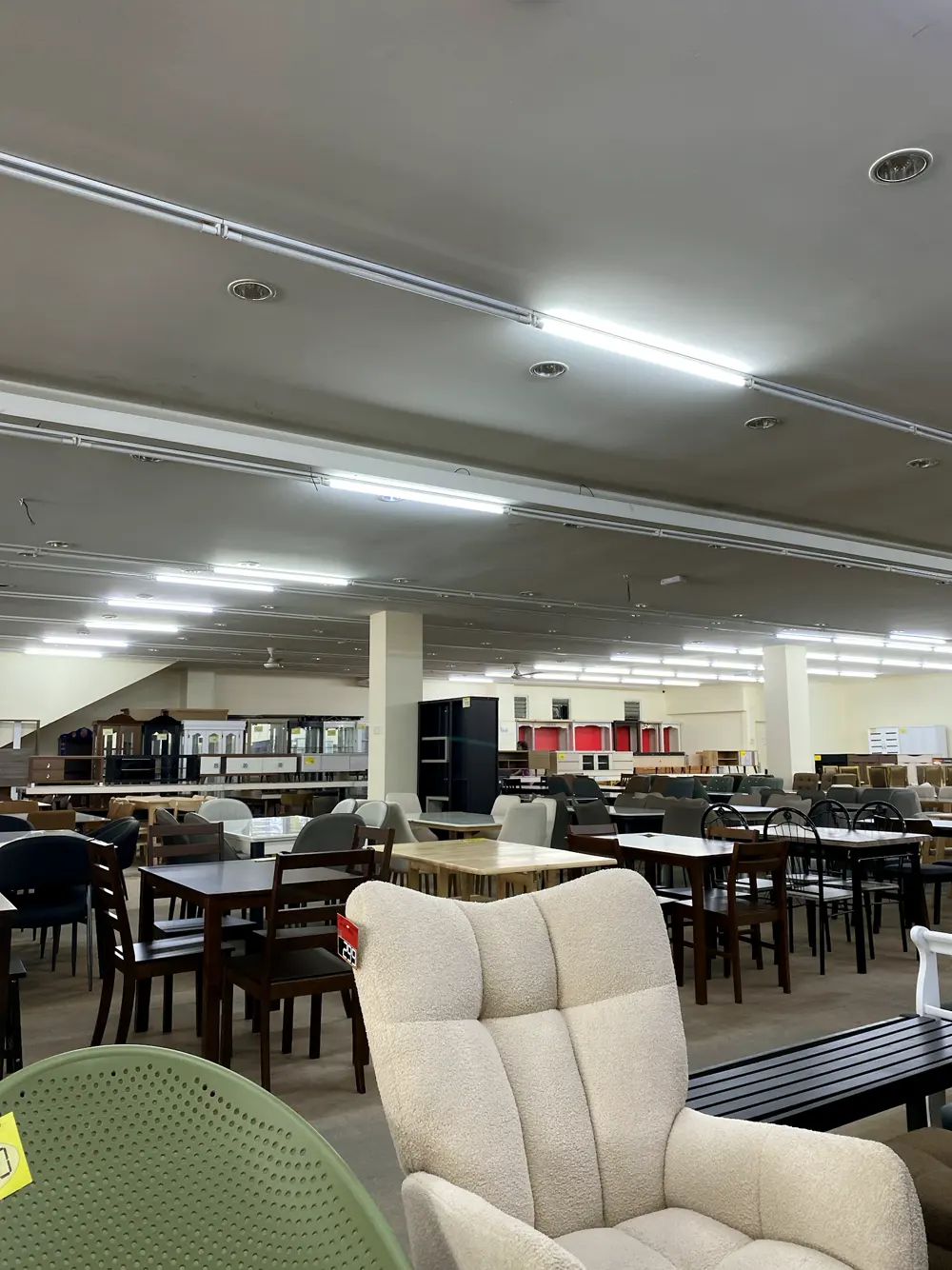 Armchair dan perabot ruang tamu di showroom